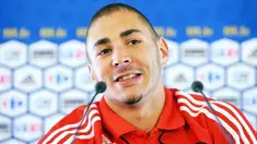 Striker Prancis, Karim Benzema, dalam konferensi pers jelang laga persahabatan melawan Turki di Gerland Stadium, Lyon, 4 Juni 2009. AFP PHOTO / FRANCK FIFE 