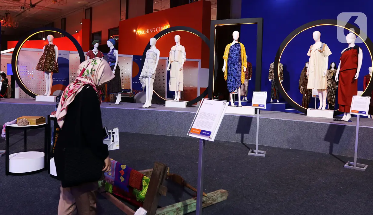 Pengunjung melihat kerajinan dalam pameran UMKM Export BRILian Preneur 2019  di Jakarta Convention Center, Jakarta, Jumat (20/12/2019). UMKM Export BRILian Preneur 2019  berlangsung hingga 22 Desember. (Liputan6.com/Johan Tallo)