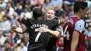 Pemain Manchester City, Kevin De Bruyne, merayakan gol yang dicetak Raheem Sterling ke gawang West Ham pada laga Premier League di Stadion London, London, Sabtu (10/8). West Ham kalah 0-5 dari City. (AFP/Ian Kington)