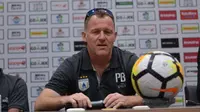 Pelatih Persipura Jayapura, Peter Butler, mengaku teringat dengan kandang Newcastle United saat timnya bertandang ke Stadion Gelora Bung Tomo, Surabaya, Selasa (29/5/2018). (Bola.com/Zaidan Nazarul)