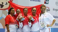 MEDALI - Tim renang indah kembali sukses mempersembahkan medali untuk Indonesia. Pasangan Anisa Feritrianti-Claudia Megawati Suyanto mampu meraih medali perunggu di nomor duet technical & free routine. (Bola.com/Arief Bagus)