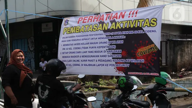 FOTO: Warga Perumahan Lakukan Pembatasan Aktivitas Secara Swadaya