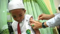 Imunisasi vaksin MR sudah dilakukan Dinkes Palembang ke sekolah-sekolah di Palembang meskipun vaksin MR belum mengantongi sertifikasi halal dari MUI (Liputan6.com / Nefri Inge)