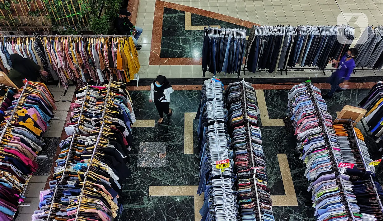Pengunjung beraktivitas di pusat perbelanjaan Ambasador, Jakarta, Rabu (23/6/2021). Pemerintah memperkuat Pemberlakuan Pembatasan Kegiatan Masyarakat (PPKM) skala mikro, di antaranya pembatasan jam operasional pusat perbelanjaan yang dibatasi sampai pukul 20.00WIB. (Liputan6.com/Johan Tallo)