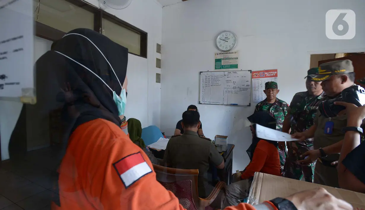 Aparat gabungan TNI, Polisi dan Satpol PP melakukan pendataan izin penginapan berbasis aplikasi dan rumah kos di Kelurahan Palmerah, Jakarta, Jumat (25/10/2019). Kegiatan ini untuk mendata usaha rumah yang  dijadikan kos-kosan beraplikasi online serta izin rumah untuk usaha (merdeka.com/Imam Buhori)