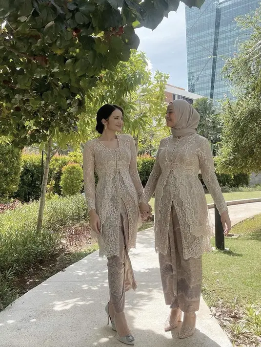 Untuk riasan wajah, Enzy terlihat cukup flawless dengan sanggul minimalisnya. @enzystoria