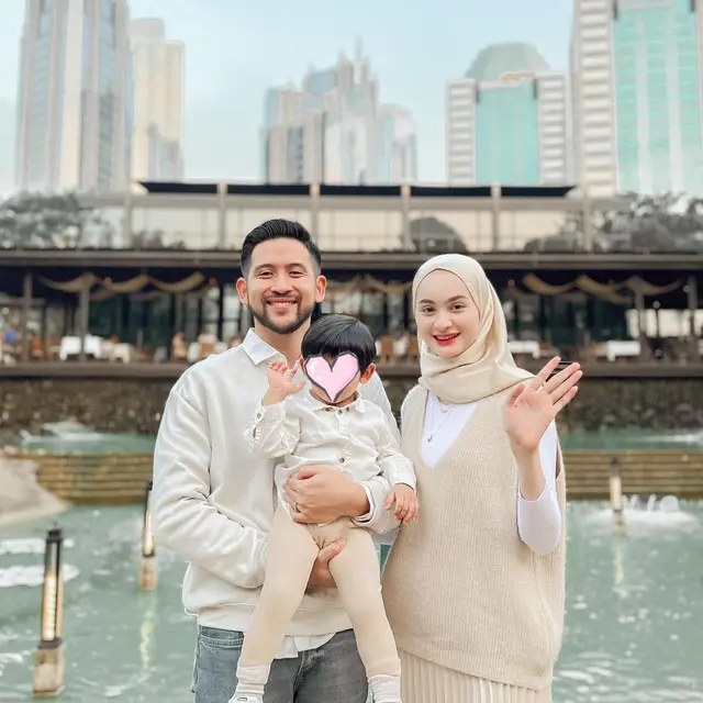 Pernah Viral Menikah di Usia 16 Tahun, Ini 6 Potret Keluarga Kecil Sabrina Salsabila
