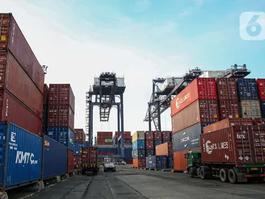 Aktivitas bongkar muat peti kemas di Jakarta International Container Terminal (JICT), Tanjung Priok, Jakarta, Sabtu (12/4/2025). (Liputan6.com/Angga Yuniar)