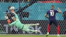 Yann Sommer menjadi pahlawan kemenangan Swiss usai mampu menepis tendangan penalti dari Kylian Mbappe yang menjadi penendang kelima. (Foto: AP/Pool/Vadim Ghirda)