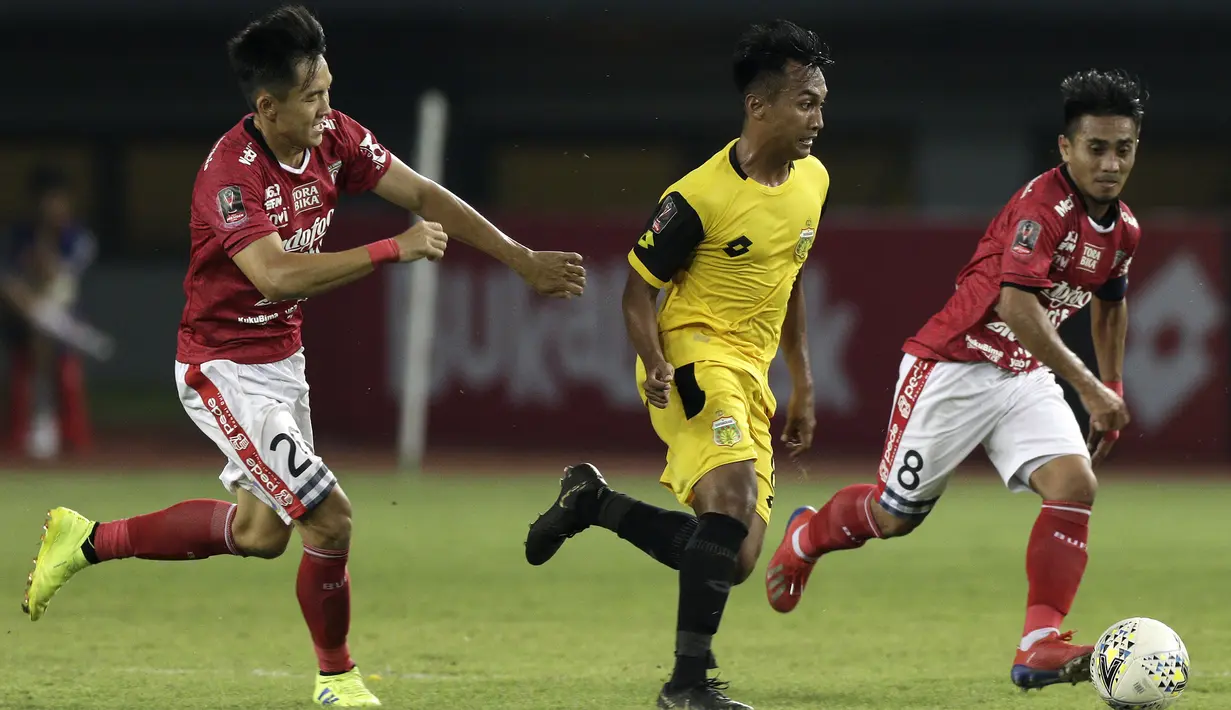 Gelandang Bhayangkara FC, Muhammad Hargianto, berusaha melewati gelandang Bali United, Sutanto Tan, pada laga Piala Presiden 2019 di Stadion Patriot, Bekasi, Kamis (14/3). Bhayangkara menang 4-1 atas Bali. (Bola.com/Yoppy Renato)