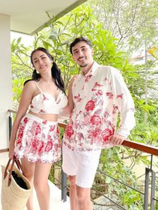 Jessica Iskandar-Vincent Verhaag juga terlihat dalam endorsment bersama lewat baju couple (IG @inijedar)