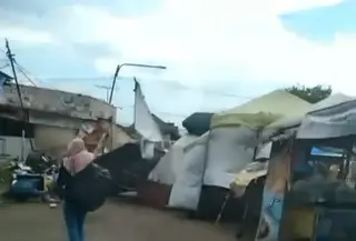 Angin kencang merusak sejumlah lapak pedagang di Sukabumi. (Liputan6.com/Fira Syahrin)