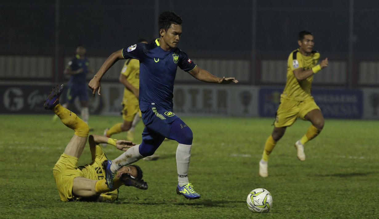 Gelandang PSIS Semarang, Bayu Nugroho, melewati gelandang Bhayangkara FC, Alsan Sanda, pada laga Piala Indonesia di Stadion PTIK, Jakarta, Selasa (19/2). Bhayangkara FC bermain imbang 1-1 melawan PSIS. (Bola.com/Yoppy Renato)