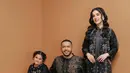 Bersama ibu, suami, dan kedua anaknya, Tasya Farasya kenakan baju Lebaran sarimbit warna hitam [@tasyafarasya]