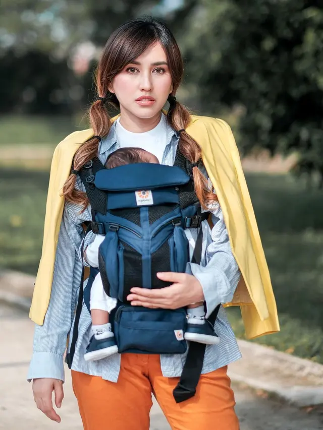 6 Gaya Louise Anastasya saat Asuh Anak Ini Tetap Stylish