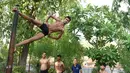 Seorang pesenam saat mengikuti sesi latihan Mallakhamb di CN Sports Academy di Ahmedabad, India, Sabtu (10/6). Mallakhamb adalah olahraga tradisional India yang sudah ada sejak abad ke-12. (AFP PHOTO / Sam PANTHAKY)