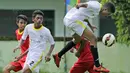 Pemain SSB Galunggung berusaha menyundul bola saat melawan SSB Rumah Tiga pada laga Liga Remaja UC News di Lapangan Masariku Yonif 733, Ambon, Selasa (28/11/2017). SSB Galunggung menang 5-0 atas SSB Rumah Tiga. (Bola.com/Peksi Cahyo)
