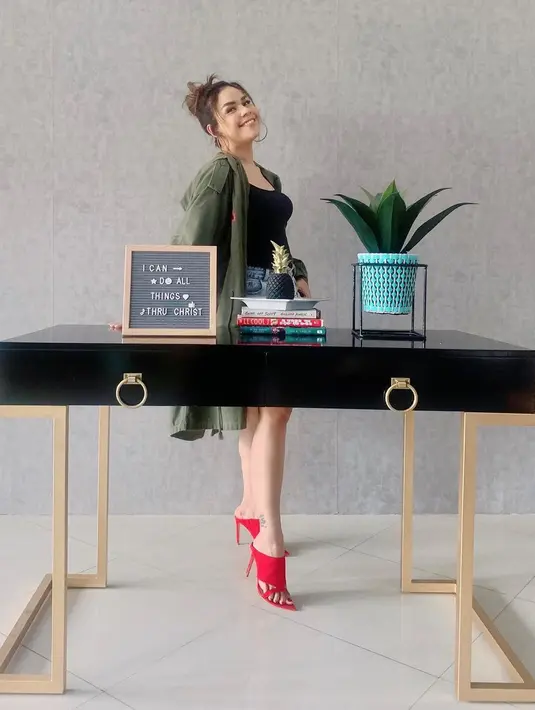 "Kesehatan saat ini sudah cukup sehat. Namun memang belum mau terlalu ngoyo dulu untuk kerjaan. Mungkin sementara itu agak membatasi waktu kerja dulu untuk mengembalikan kondisi fisik lebih baik lagi,” jelas Melaney. (Instagram/melaney_ricardo)