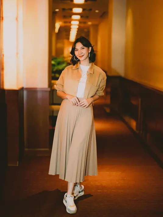 Noktah Merah Perkawinan versi film menampilkan Yulinar sebagai salah satu murid di kelas atau workshop keramik milik Ambar. Yulinar adalah pacar Kemal (Roy Sungkono), salah satu klien Gilang (Oka Antara). Dalam sinopsis dikisahkan, pernikahan Gilang dan Ambar sedang hambar. Apesnya, Guilang merasa nyaman dengan Yulinar. Yulinar sendiri diam-diam jatuh hati pada suami Ambar. (Foto: Dok. Instagram @sheiladaisha)