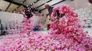 Petani mengeringkan kelopak mawar yang dapat dimakan di Haian, Provinsi Jiangsu, China, Senin (14/5). (AFP)