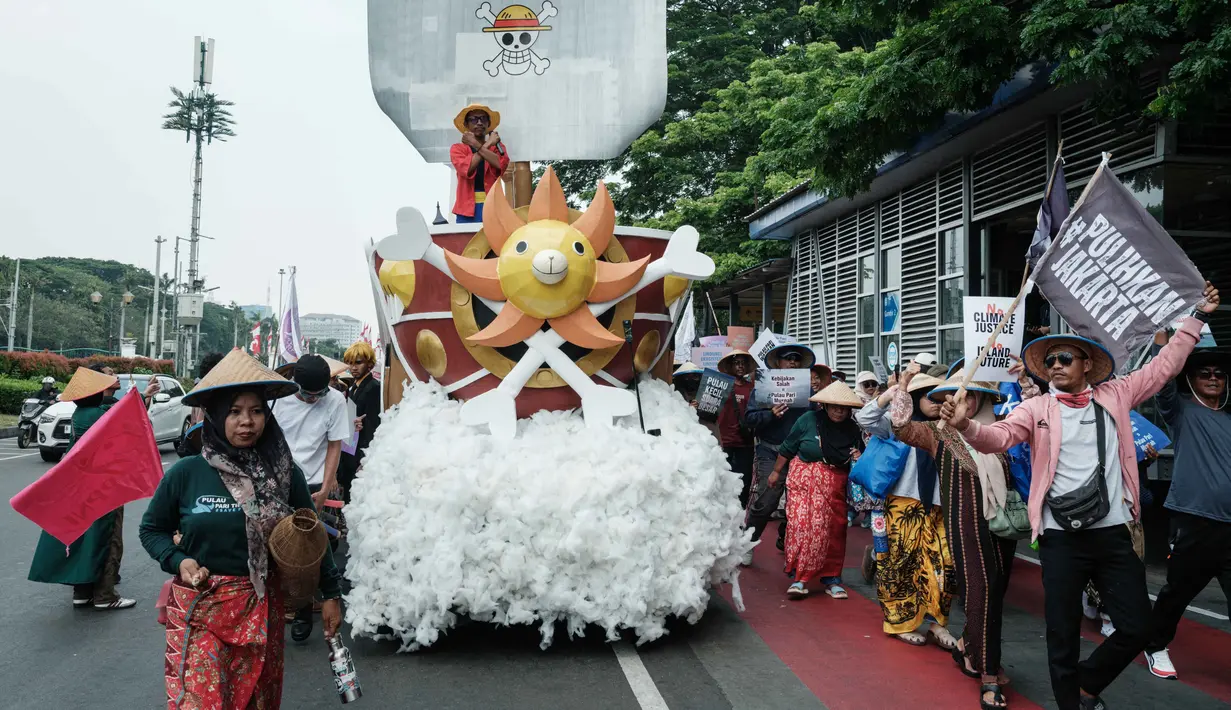 Saat berunjuk rasa, mereka membawa replika kapal “Thousand Sunny” terinspirasi dari serial animasi One Piece, serta membentangkan spanduk besar bertuliskan “Lindungi Pulau Kecil, Selamatkan Pulau Pari.” (Yasuyoshi CHIBA/AFP)
