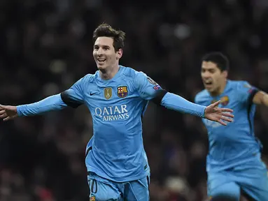 Bintang Barcelona, Lionel Messi, merayakan gol yang dicetaknya ke gawang Arsenal pada leg pertama babak 16 besar Liga Champions di Stadion Emirates, Inggris, Rabu (24/2/2016). Arsenal takluk 0-2 dari Barcelona. (Reuters/Toby Melville)