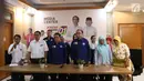 Watimpres Sidarto Danusubroto (tiga kanan) bersama Ketua Senat Trisakti 97-98, Ketua Alumni Trisaktik untuk Jokowi dan keluarga korban tragedi Mei 98 saat focus group discussion (FGD) Tragedi Mei 98 di Jakarta, Jumat (8/2). (Liputan6.com/Angga Yuniar)