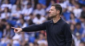 Pelatih Real Madrid, Xabi Alonso, memberikan instruksi saat timnya berhadapan dengan Real Sociedad pada pekan 4 Liga Spanyol 2025/2026, Sabtu (13/9/2025) malam WIB. (ANDER GILLENEA / AFP)