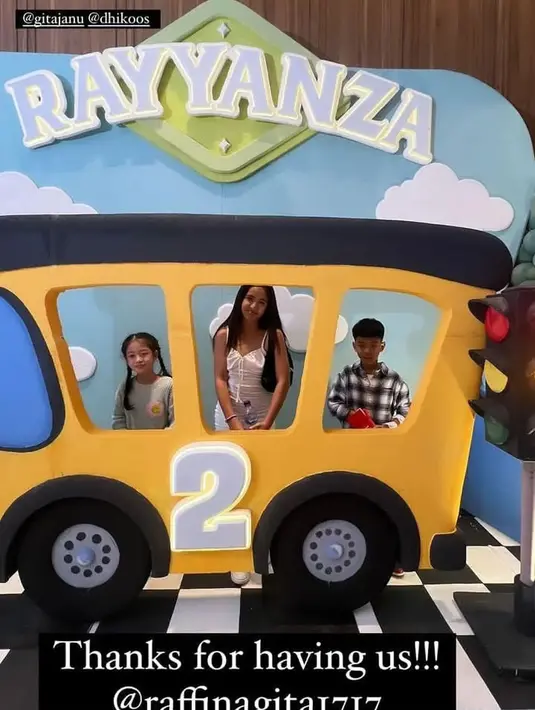 <p>Mikhayla jadi salah satu tamu undangan di ulang tahun Rayyanza. Ia tampil cantik dengan dress warna putih. [Foto: Instagram/ramadhaniabakrie]</p>