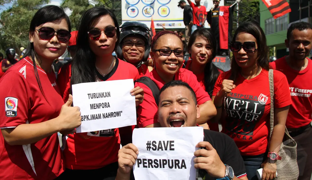 Persipura Mania menuntut Menpora untuk turun dan BOPI dibubarkan karena dinilai telah membuat kerugian pada Persipura, Papua, Selasa (26/5/2015). (Liputan6.com / Katharina Janur)