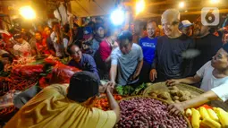 Ganjar Pranowo pun terlihat menyapa para pedagang di Pasar Citeureup. Masyarakat dan pedagang terlihat antusias menyambut kedatangan Ganjar. (merdeka.com/Arie Basuki)