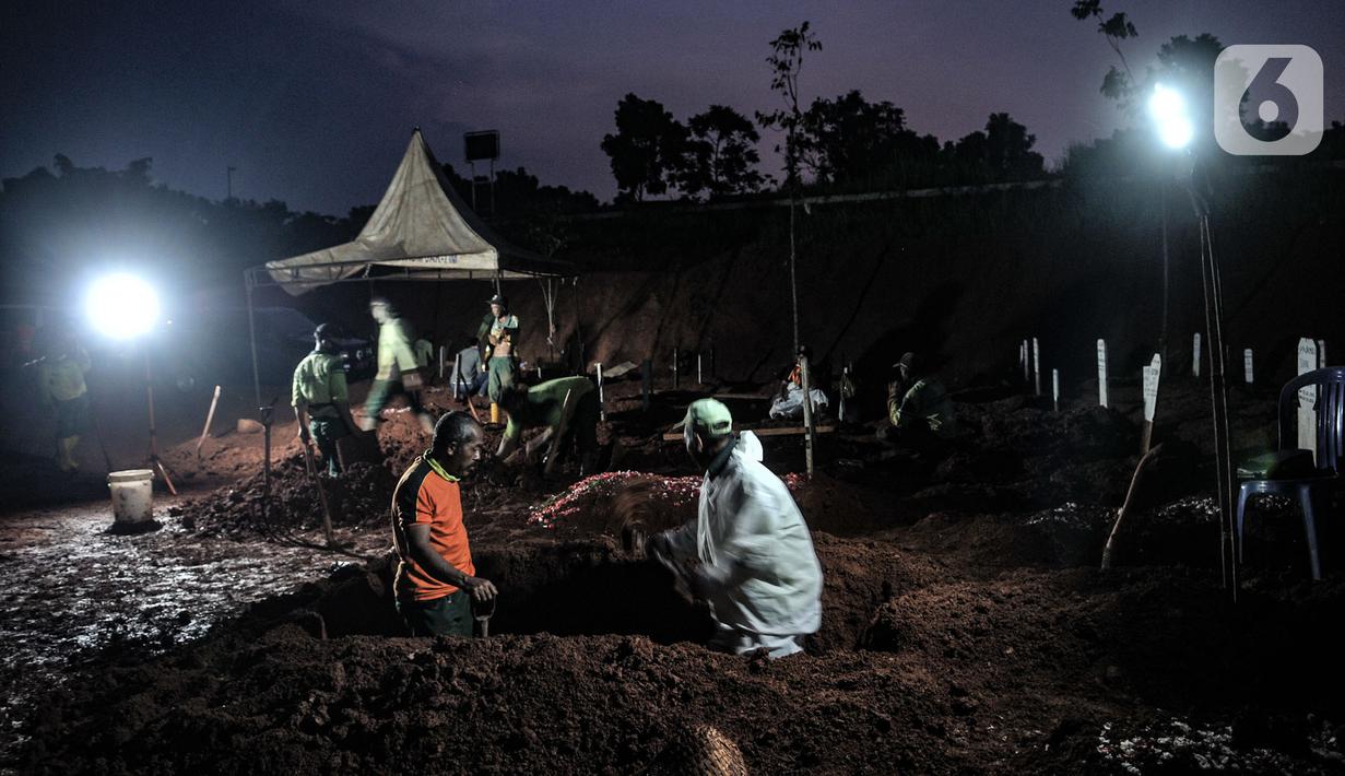Petugas menyelesaikan galian tanah yang akan dijadikan tempat pemakaman pasien terpapar Covid-19 di TPU Pondok Ranggon, Jakarta, Kamis (24/9/2020). Jumlah kumulatif kasus Covid-19 di Indonesia mencapai 262.022 orang per Kamis (24/9) dengan 10.105 jiwa meninggal dunia. (merdeka.com/Iqbal Nugroho)