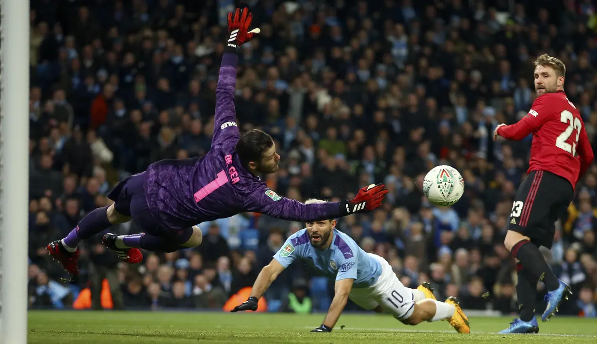 Kiper Manchester United David de Gea berusaha menepis bola sundulan striker Manchester City, Sergio Aguero pada pertandingan semifinal Piala Liga Inggris di stadion Etihad, Manchester, Rabu (29/1/2020). MU menang 1-0 atas City namun gagal ke final karena skor agregat 3-2. (AP Photo/Dave Thompson)