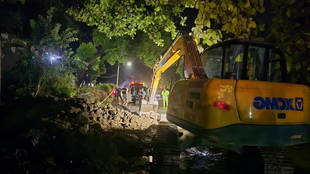 Kondisi jalan di Pesawaran, Lampung lumpuh total akibat longsor. Foto :(Istimewa).