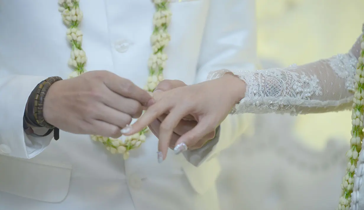 Penampilannya kali ini pun membuat sang suami jadi pangling. Bahkan Ahmad Gussaoki melihat Poppy sangat cantik saat berdandan ala wanita sunda. (Bayu Herdianto/KapanLagi.com)