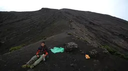 Usai melewati shelter tiga, tanjakan terjal berpasir dan berbatu menjadi tantangan pendaki sesaat sebelum menggapai puncak Gunung Kerinci. Tampak pendaki beristirahat di lereng Gunung Kerinci pada 15 Mei 2015. (Liputan6.com/Helmi Fithriansyah)