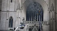 Petugas pemadam kebakaran tengah berupaya untuk memadamkan kobaran api di Katedral Saint Pierre et Saint Paul, Nantes, Prancis barat, Sabtu (18/7/2020). (Photo credit: AP Photo/Romain Boulanger)