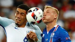 Mimik lucu pemain Inggris, Chris Smalling dan pemain Islandia, Kolbeinn Sigthorsson saat berduel pada babak 16 besar di Stade de Nice, Nice, Prancis, Selasa (28/6/2016) dini hari WIB. Inggris kalah 1-2. (REUTERS/Michael Dalder)     