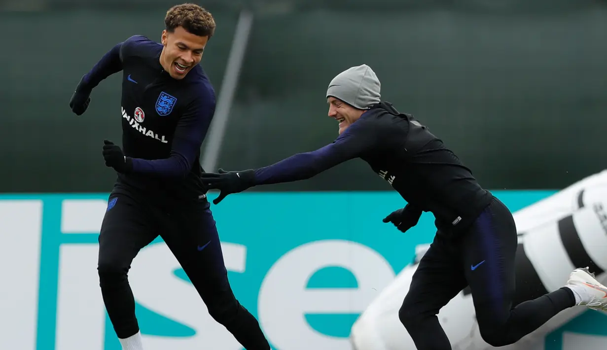 Penyerang Inggris, Jamie Vardy bercanda dengan Dele Alli saat mengikuti latihan di Spartak Zelenogorsk, St. Petersburg, Rusia,(2/7). Inggris akan berhadapan dengan Kolombia pada babak 16 besar Piala Dunia 2018. (AP Photo / Alastair Grant)
