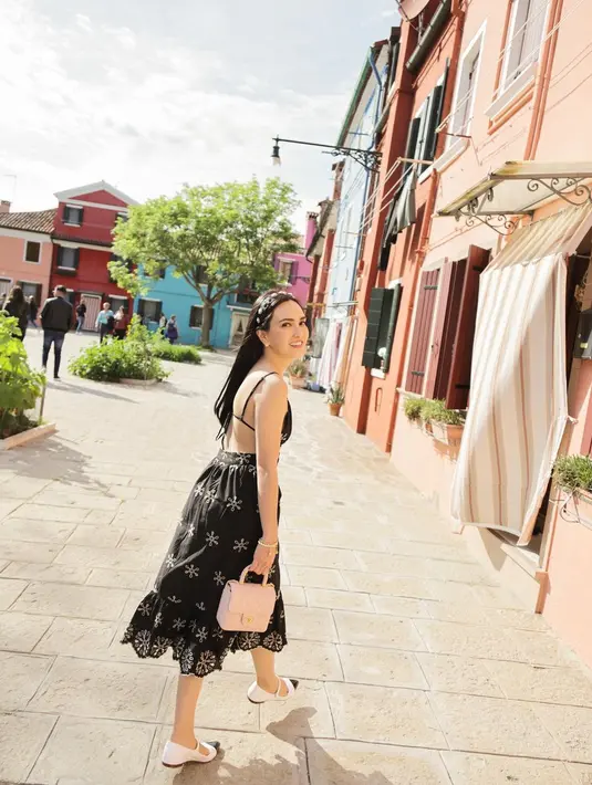 Pilihan outfit musim panas yang manis dan berani dari Shandy Aulia. Ia mengenakan backless dress berwarna hitam bermotif bunga yang cantik. [Foto: Instagram/shandyaulia]