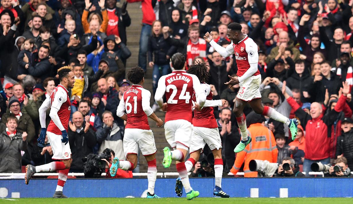 Striker Arsenal, Danny Welbeck, merayakan gol yang dicetaknya ke gawang Southampton pada laga Premier League di Stadion Emirates, London, Minggu (8/4/2018). Arsenal menang 3-2 atas Southampton. (AFP/Glyn Kirk)