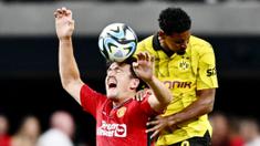 Bek Manchester United, Harry Maguire, duel udara dengan pemain Borussia Dortmund, Sebastien Haller, dalam laga uji coba pramusim yang digelar di Allegiant Stadium, Las Vegas, Senin (31/7/2023). MU takluk 2-3 dari Dortmund. (Photo by Patrick T. Fallon / AFP)
