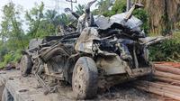 Minibus hancur setelah ditabrak truk pengangkut kayu di Kabupaten Pelalawan. (Liputan6.com/M Syukur)