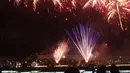 Warga menyaksikan pesta kembang api saat perayaan malam puncak Tahun Baru 2023 di Danau Archipelago, Taman Mini Indonesia Indah (TMII), Jakarta, Minggu (1/1/2023). Kembang api yang diluncurkan sangatlah indah dan beragam. Baik dari perpaduan warna, letupan, hingga perpaduan terbangnya yang beragam. (Liputan6.com/Herman Zakharia)