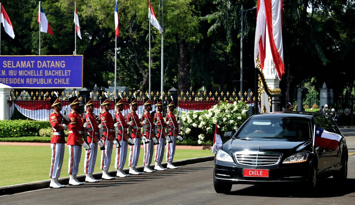 Mobil yang membawa Presiden Republik Chile, Michelle Bachelet memasuki halaman Istana Kepresidenan, Jakarta, saat kunjungan kenegaraan, Jumat (12/5). Presiden Joko Widodo (Jokowi) menyambut kedatangan Bachelet dengan parade kenegaraan. (Bay ISMOYO/AFP)