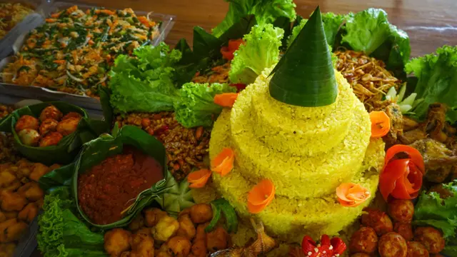 tumpeng nasi kuning