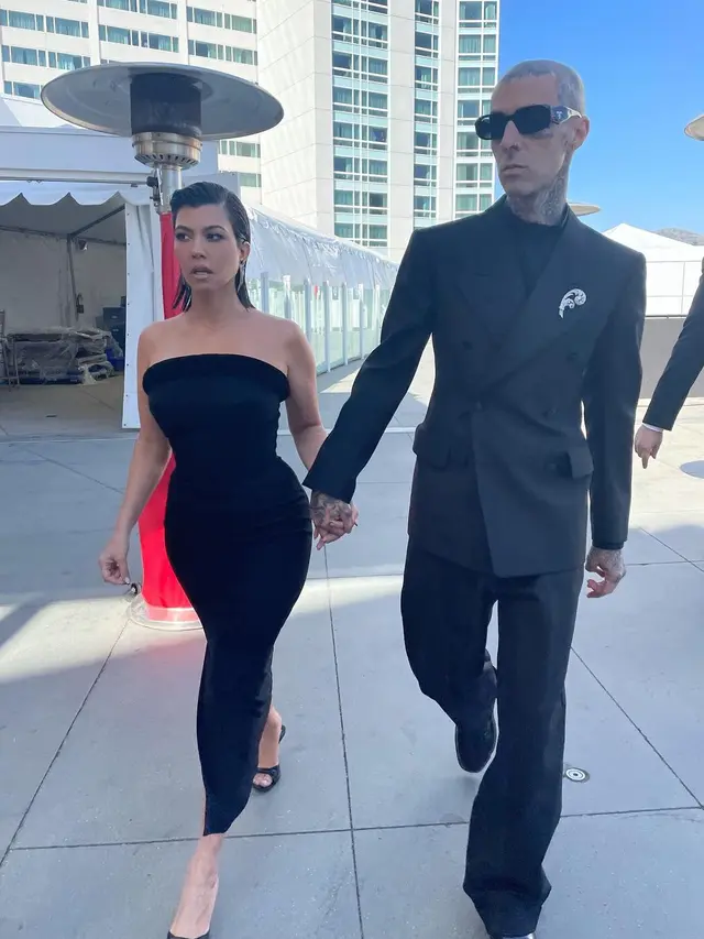 7 Potret Mesra Kourtney Kardashian dan Travis Barker, Resmi Menikah Secara Diam-Diam