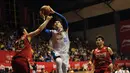 Pebasket Satria Muda Britama Jakarta, Vinton Surawi (tengah) melompat melewati hadangan pemain Stadium Jakarta di laga NBL Championship 2015, Sabtu (2/5/2015). Satria Muda unggul tipis 61-59 atas Stadium Jakarta. (Liputan6.com/Helmi Fithriansyah)