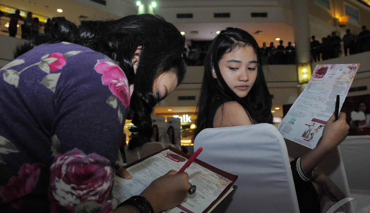 Dua orang peserta terlihat sedang mengisi formulir pendaftaran Miss Celebrity 2014, Makassar (8/9/2014)   (Liputan6.com/Herman Zakharia)