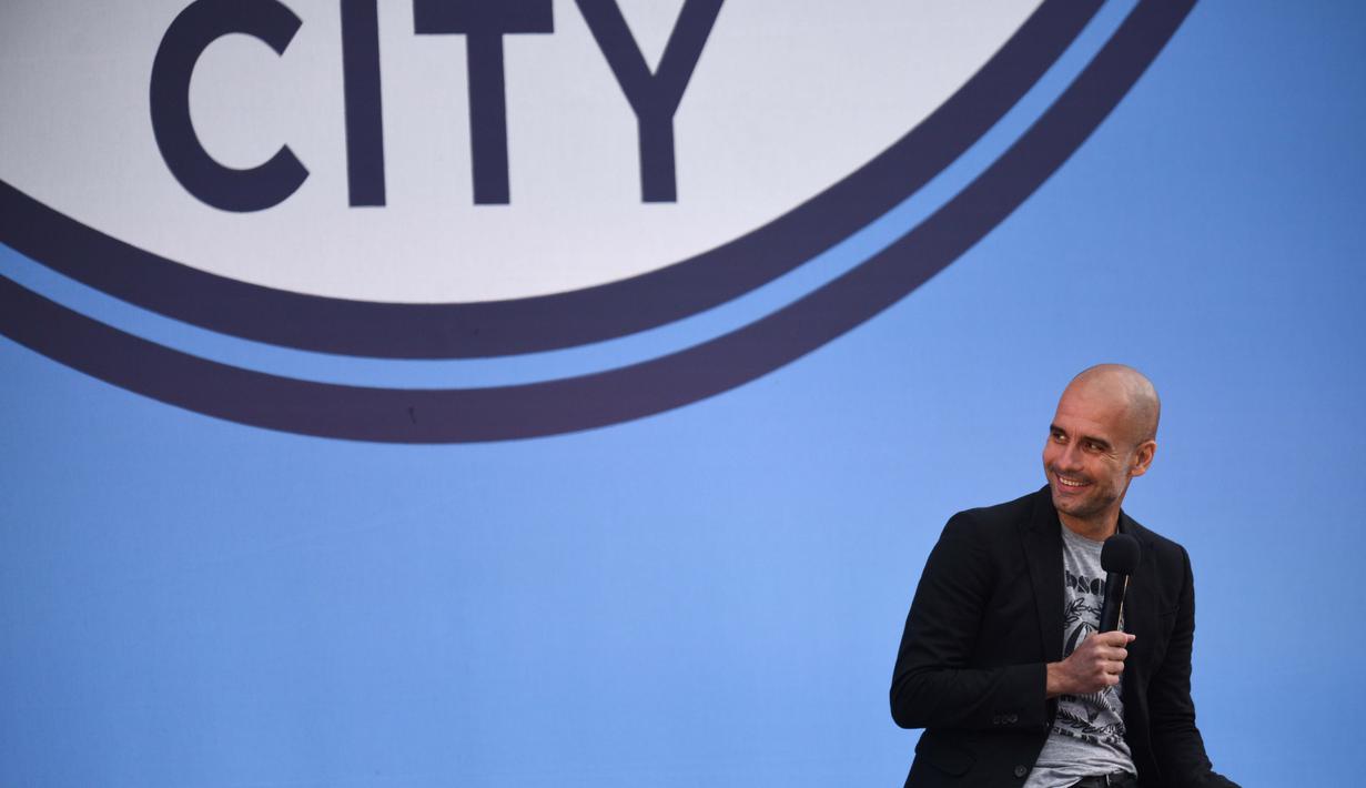Pep Guardiola terlihat senang pada acara perkenalan Manchester City di City Football Academy, Manchester, (3/7/2016). (AFP/Oli Scarf)